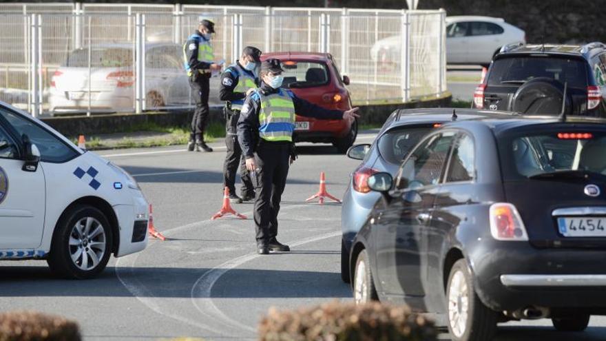 Control desplegado por la Policía Local en el linde entre Pontevedra y Poio.   | // RAFA VÁZQUEZ