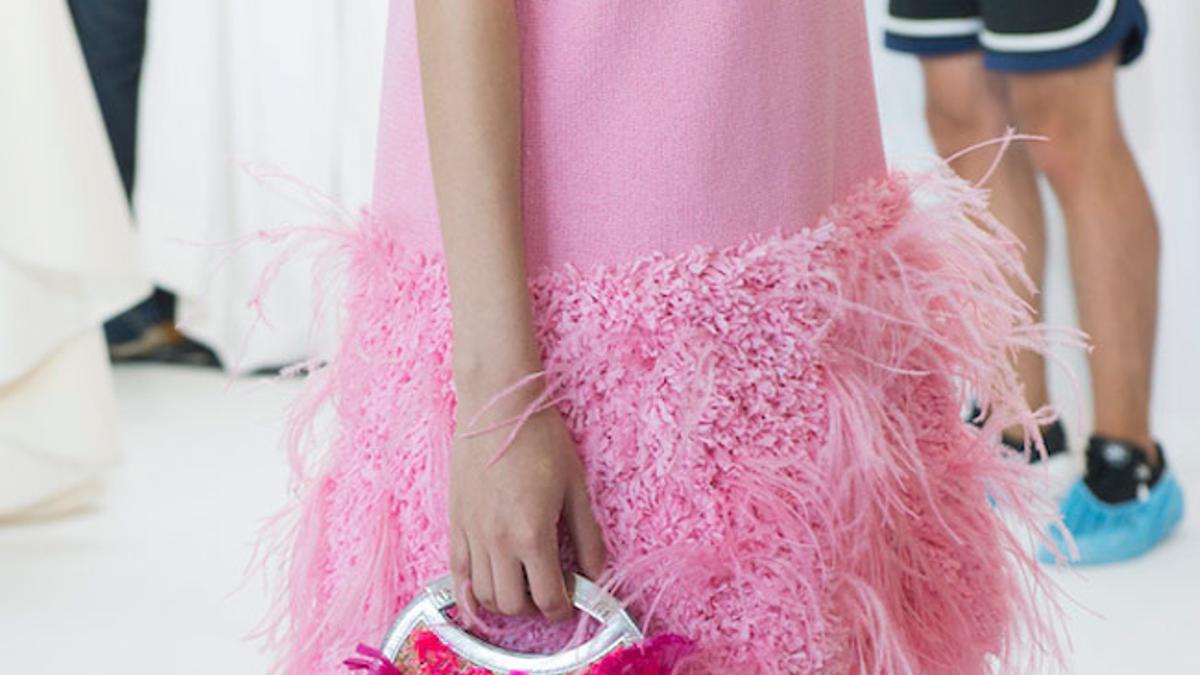 Bolsos redondos en el 'backstage' del desfile Primavera-Verano 2018 de Delpozo