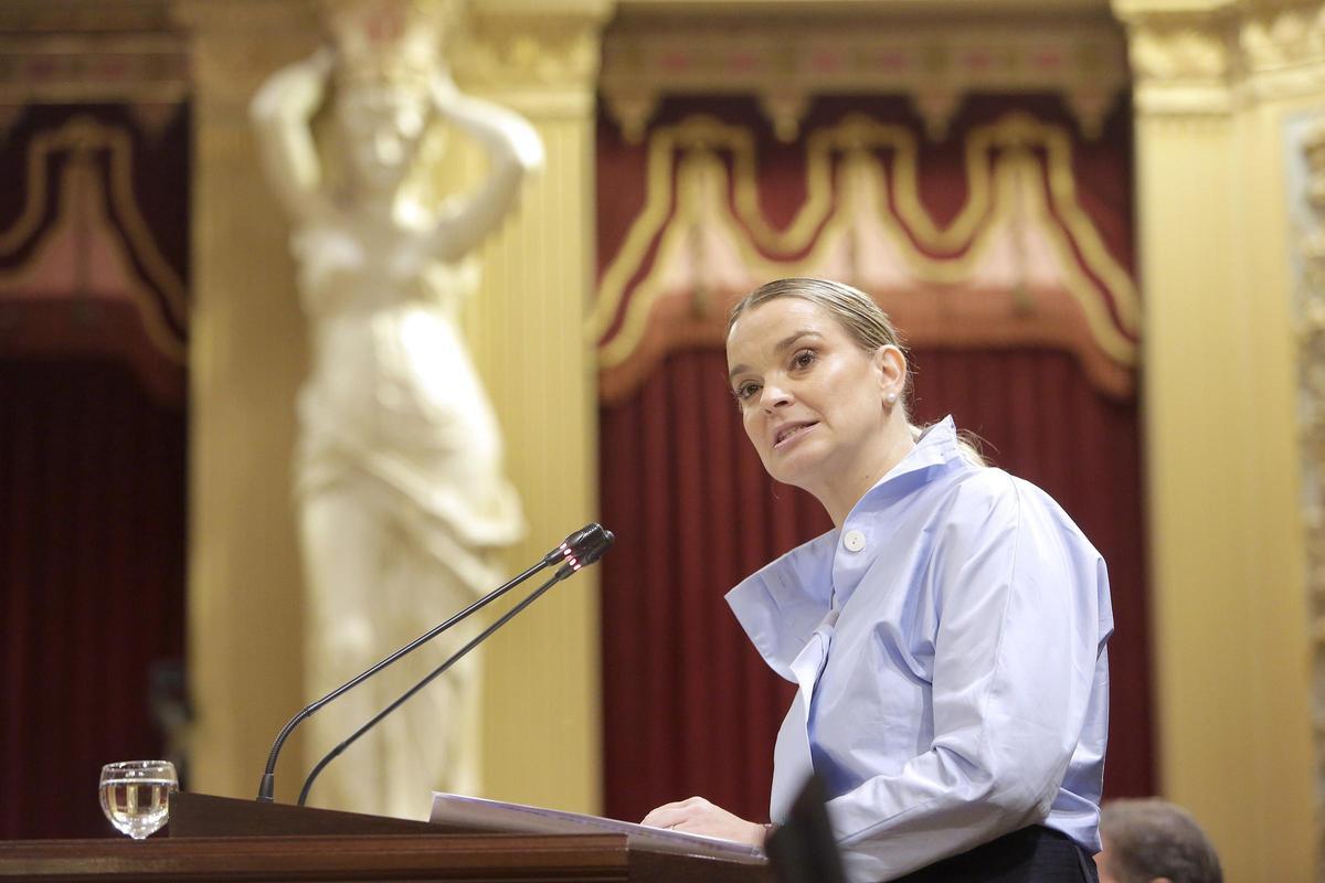 Marga Prohens durante una intervención en el pleno del Parlament.