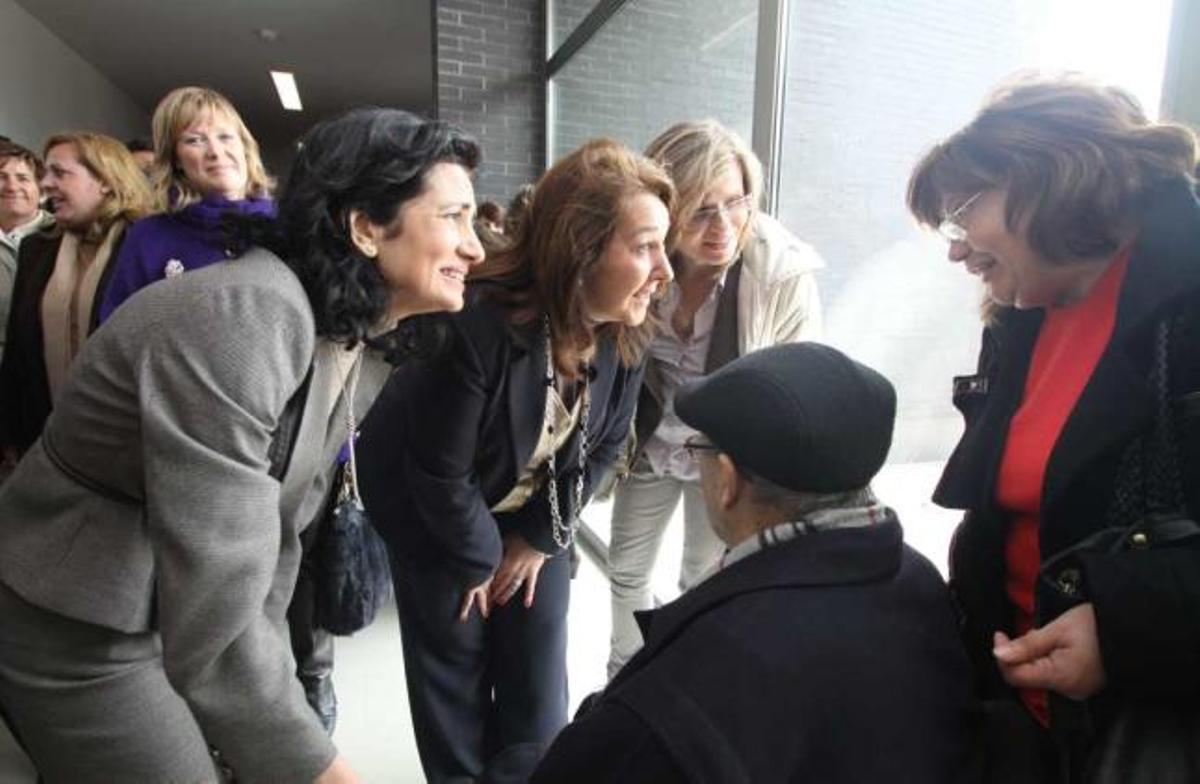 La consellera, la alcaldesa y la edil de Servicios Sociales, ayer en el nuevo centro.