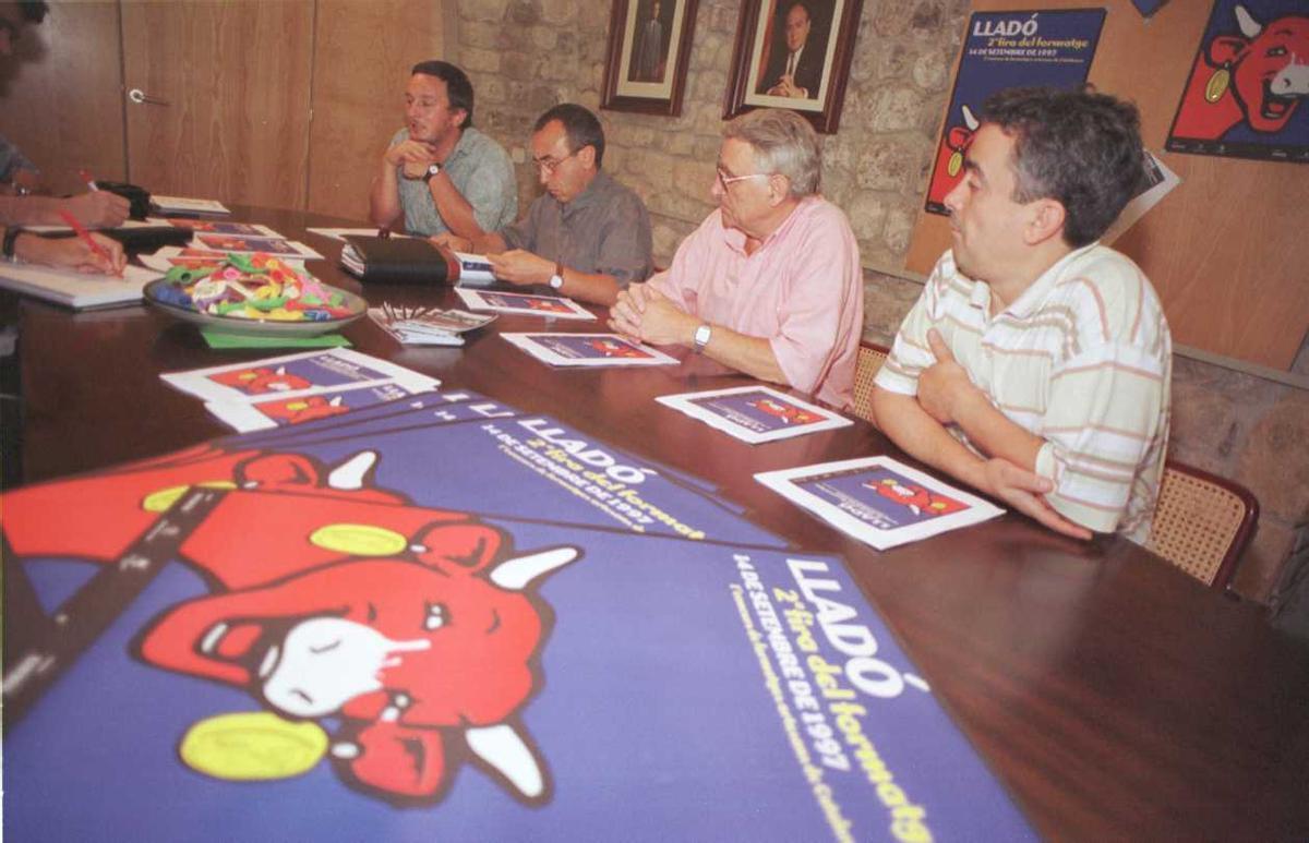 Josep Caixàs, segon per la dreta, presentant la Fira del Formatge de 1997