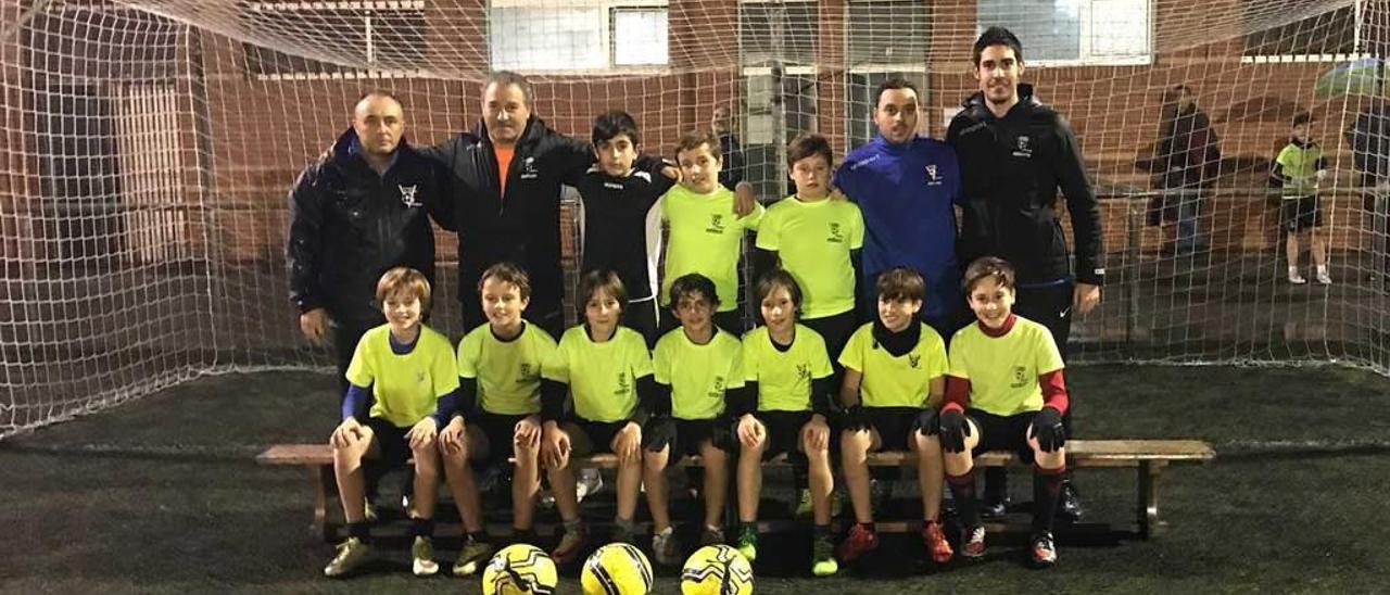 El equipo alevín A de la Escuela de Fútbol de Viesques-Jesús Uribe, el día de su presentación.