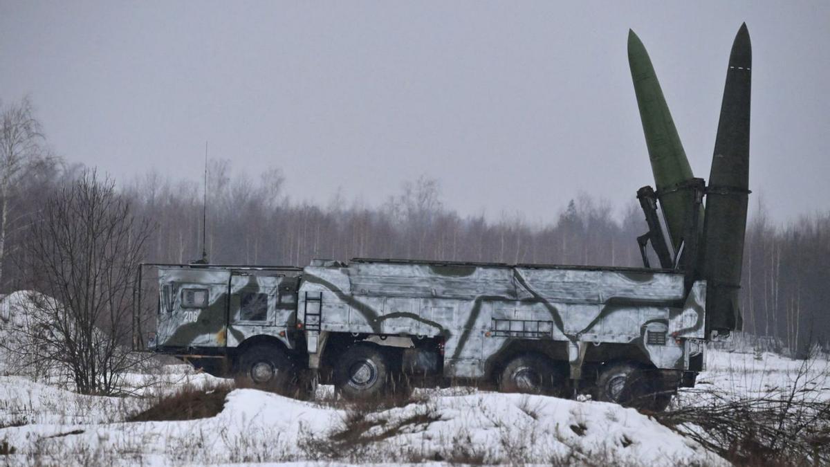 Un vehicle rus durant les maniobres militars dels recents dies. | REUTERS