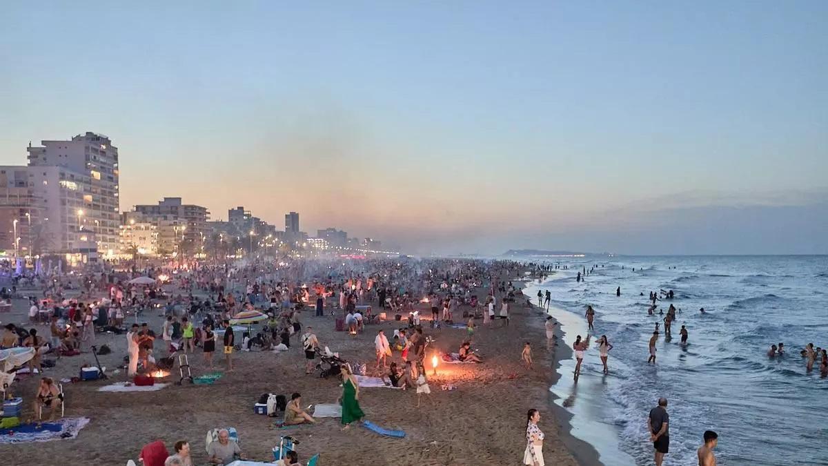 Una imagen de la playa de Gandia en la Nit de Sant Joan de 2025
