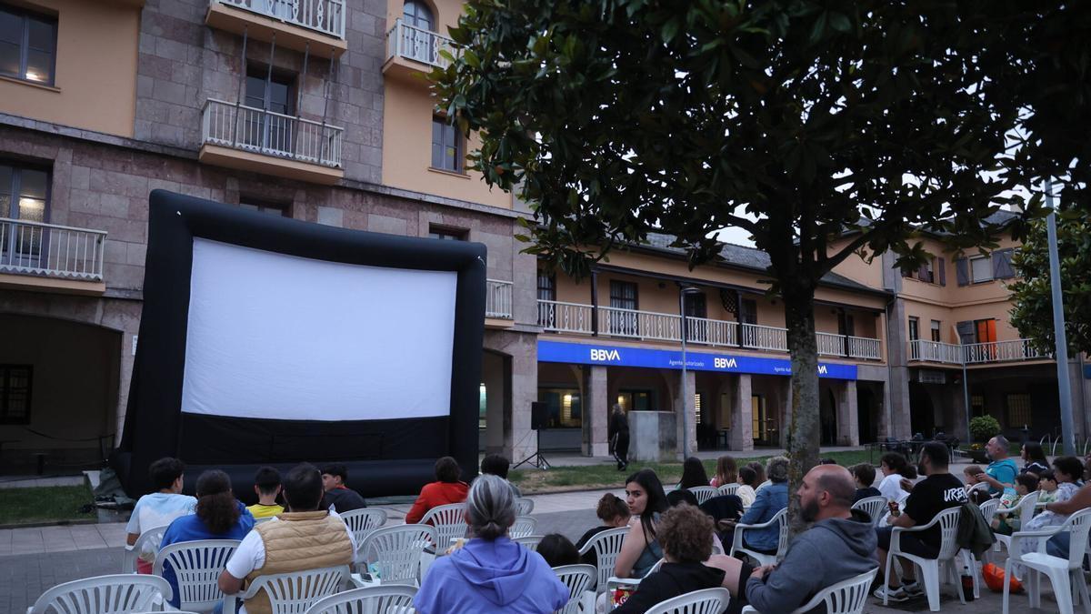 Primera sesión del cine al aire libre del pasado año en la plaza Mayor de Llaranes.
