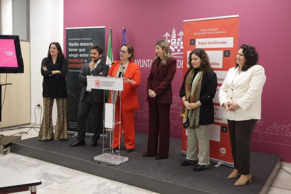 Presentación de la propuesta de AJE, hoy en el Ayuntamiento de Córdoba.