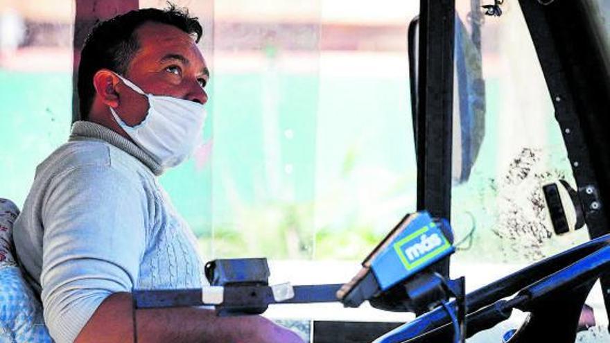 Un conductor d’autobús a la seva cabina. | DDG