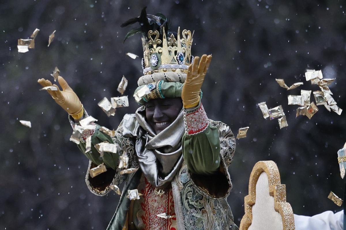 El presidente de la Junta de Andalucía, Juan Manuel Moreno Bonilla, vestido de Rey Baltasar.