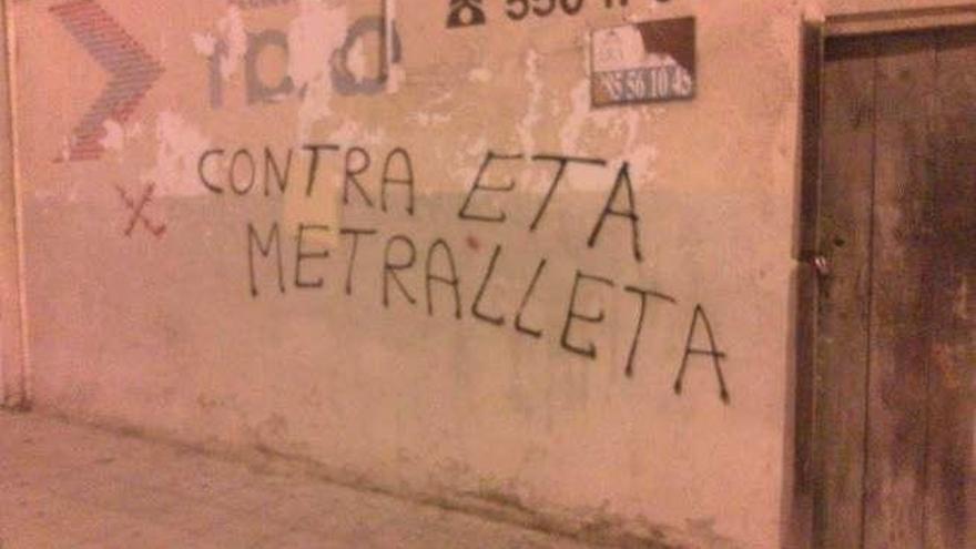 Una pintada en una pared de Avilés colgada por los carlistas en su Facebook.