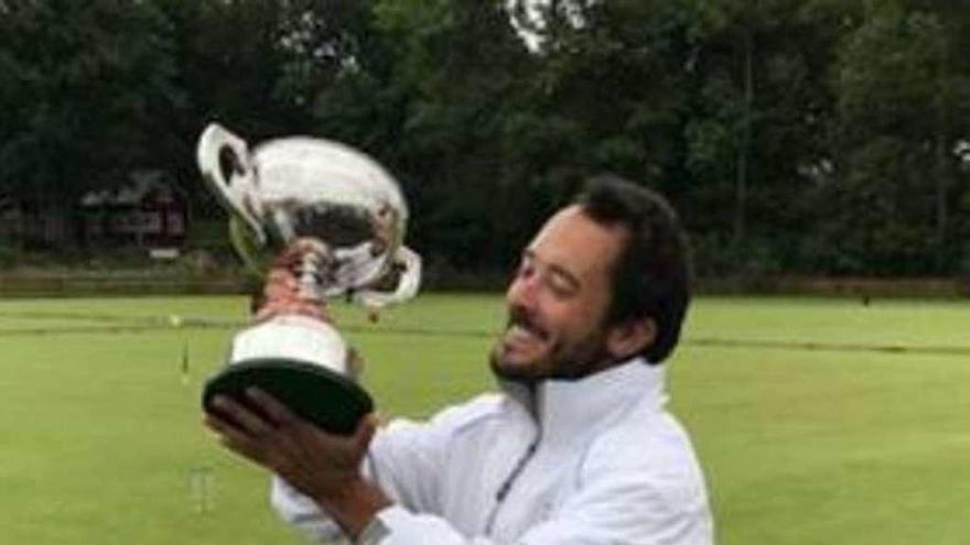 Jose Riva muestra el trofeo de campeón de Europa.