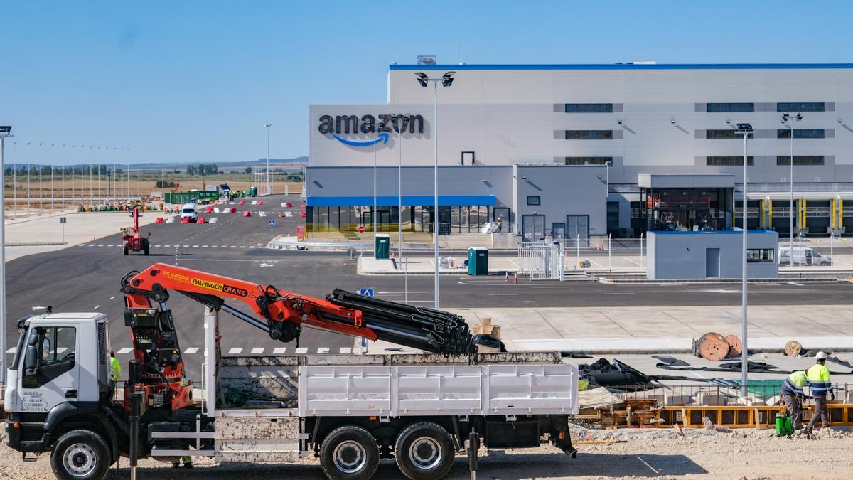 El logotipo de Amazon ya luce en la fachada de su centro logístico.