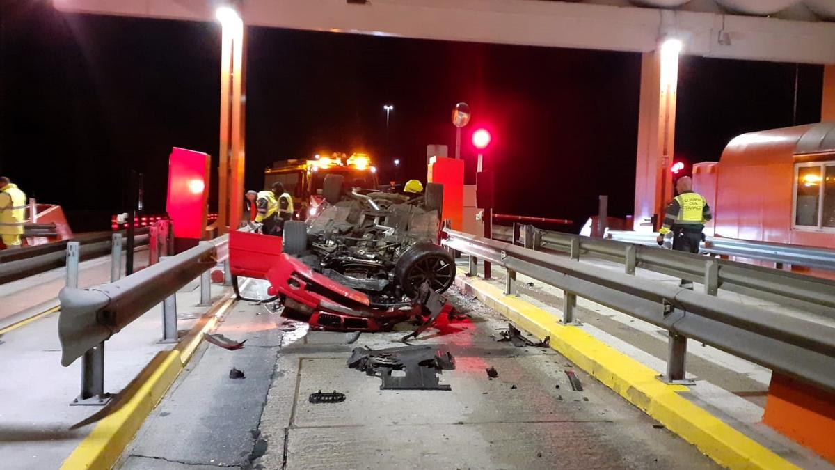 Coche accidentado en el peaje de la AP-9 en Guísamo