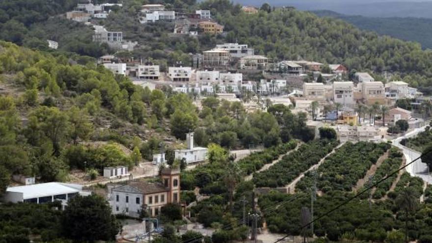 Vista de la urbanización El Racó junto al pozo municipal.