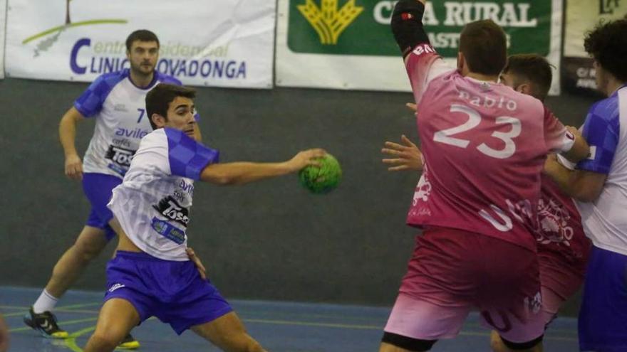 El central avilesino trata de enviar un balón a la segunda línea.