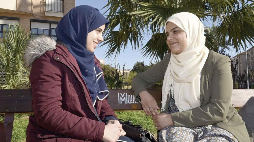 Imane y Faiza charlando en una imagen de archivo