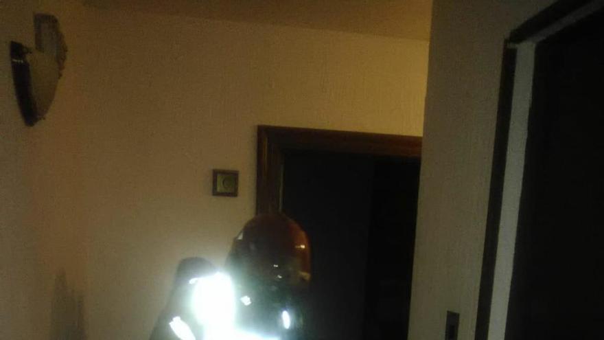 Los Bomberos extinguen dos incendios en las cocinas de sendas viviendas en Alicante