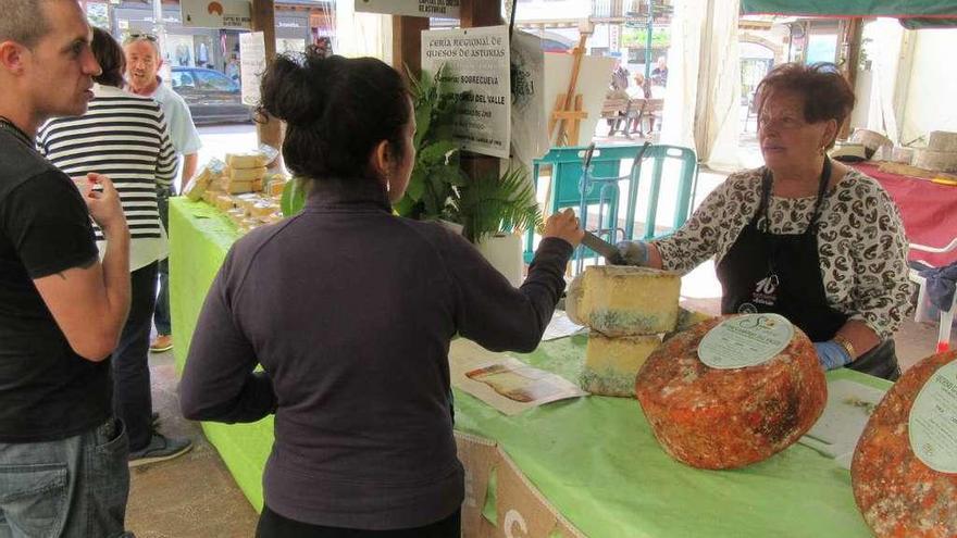 Dos visitantes prueban gamonéu del valle en la feria.