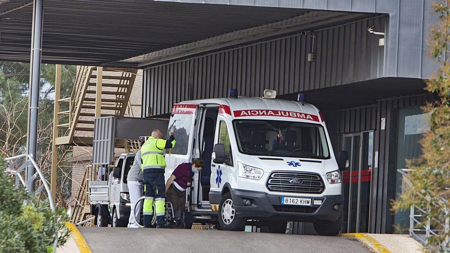 Llegada de pacientes
a Urgencias en el
hospital de Xàtiva. perales iborra
