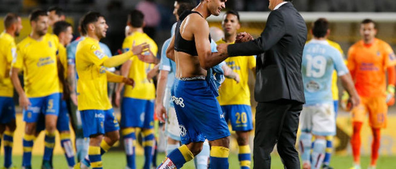 Quique Setién felicita a Willian José tras el final del partido entre UD Las Palmas y Celta.