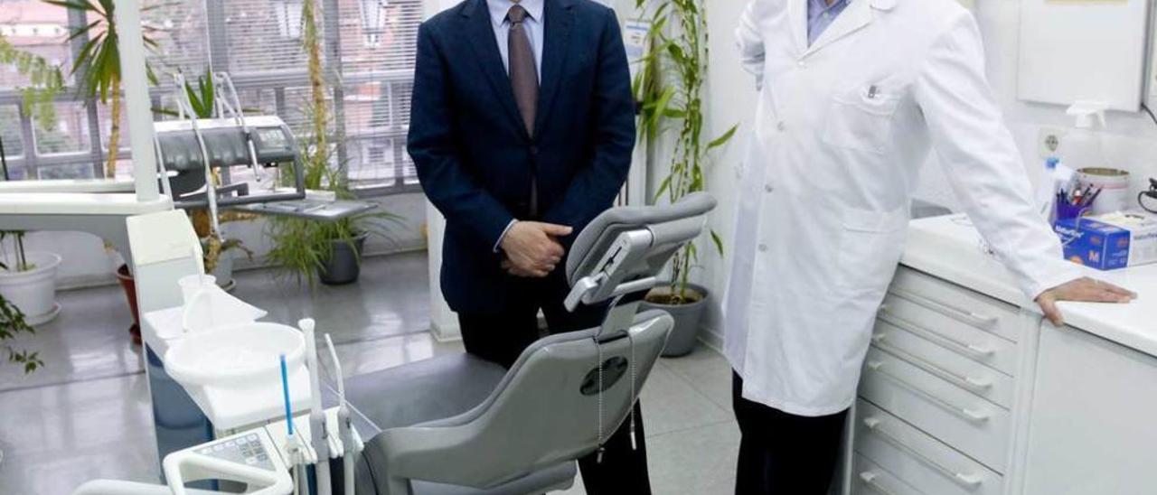 Ignacio Martínez Esteban, a la izquierda, con Germán Álvarez-Hevia Iglesias, secretario del Colegio de Odontólogos.