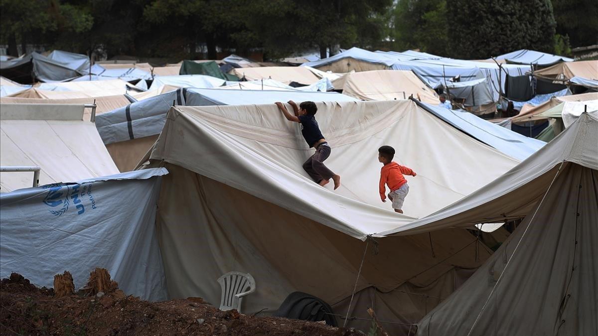 zentauroepp35431646 children play at the top of a tent at ritsona refugee camp n200401092002