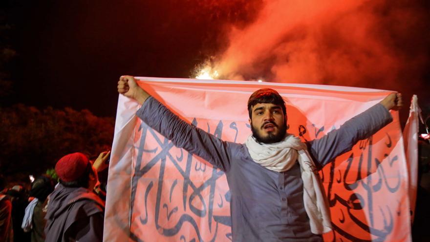 El régimen talibán celebra un año de la retirada de EEUU con fuegos artificiales