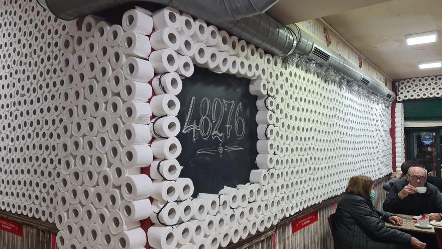 Un bar de Vigo adorna sus paredes con papel higiénico &quot;por el año de mierda que tuvimos&quot;
