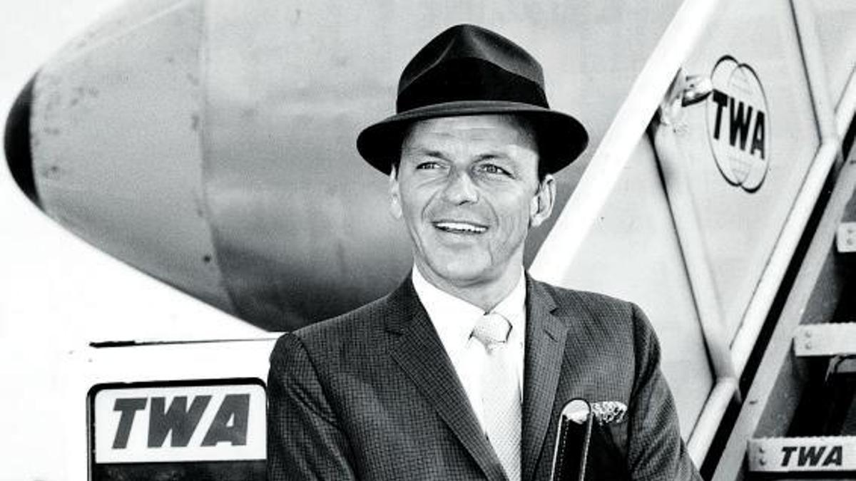 Frank Sinatra, en el aeropuerto de Nueva York en septiembre de 1961. Album / KPA-Zuma