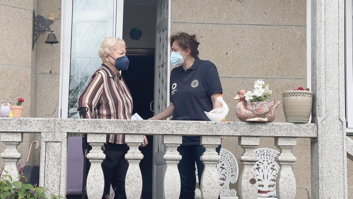 Una enfermera habla con la mujer de un vacunado a domicilio. //FdV