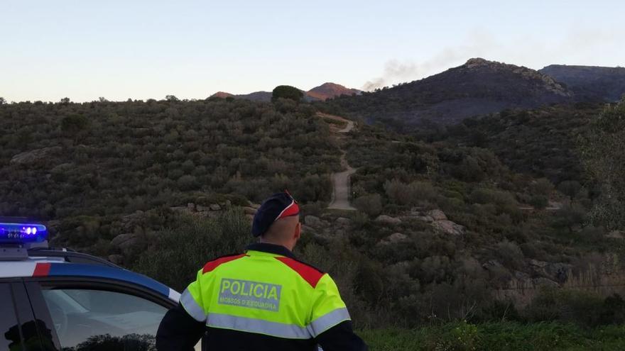 Un agent dels Mossos d'Esquadra observa l'incendi de Roses