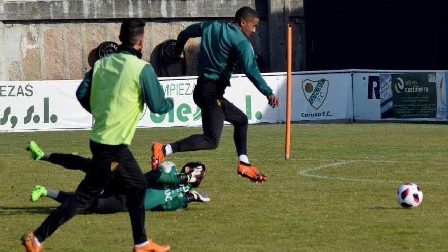 Thaylor, del Coruxo, durante el entrenamiento de ayer en el campo de O Vao. // R.R.