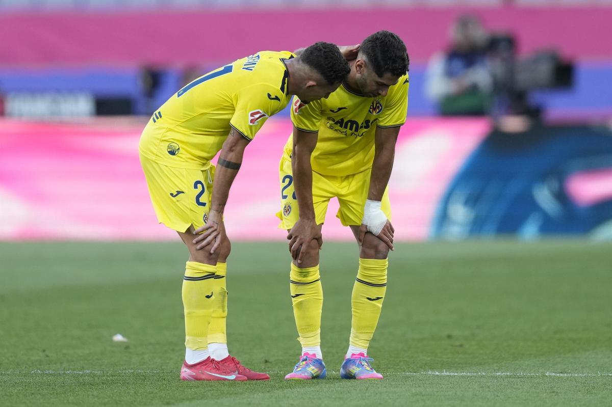 Los jugadores del Villareal Yeremi Pino (i) y Ayoze PÃ©rez durante el encuentro de la jornada 37 de LaLiga entre FC Barcelona y Villarreal CF disputado este domingo en el Estadio OlÃ­mpico de Montjuic. EFE/ Enric Fontcuberta