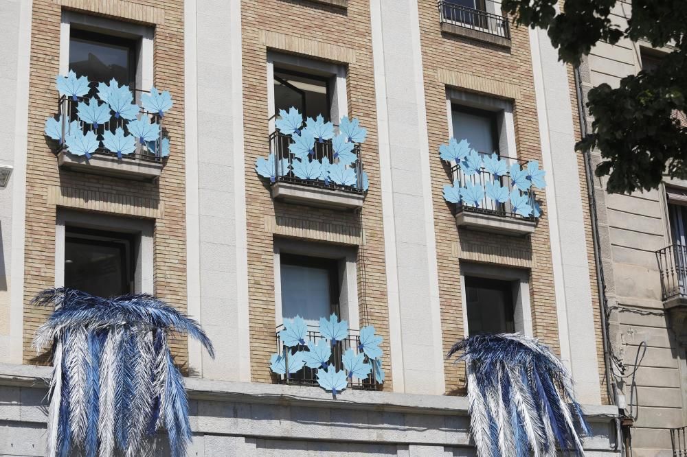 La façana del BBVA a Girona, decorada per Temps de Flors