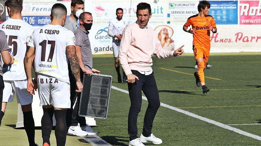 Casañ se dirige a Crespo durante el partido frente al Valencia-Mestalla. | JUAN A. RIERA