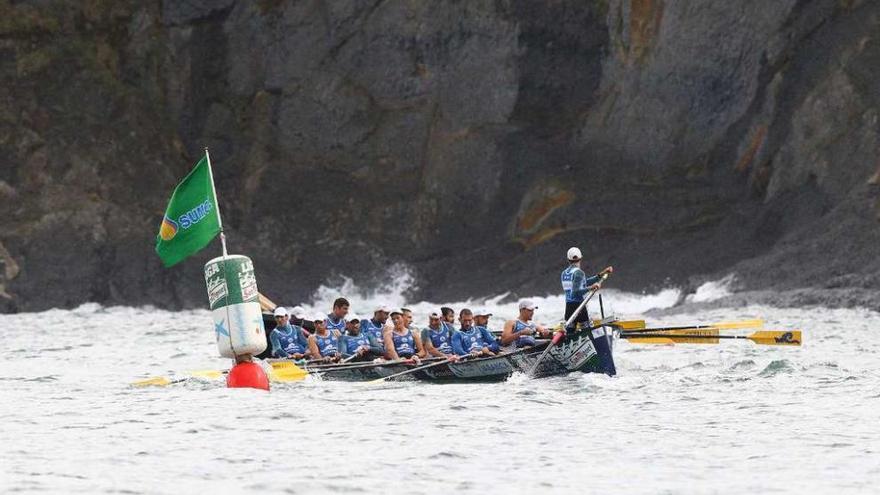 La tripulación de Tirán Pereira durante un momento de la regata de ayer en Bermeo. // Deia