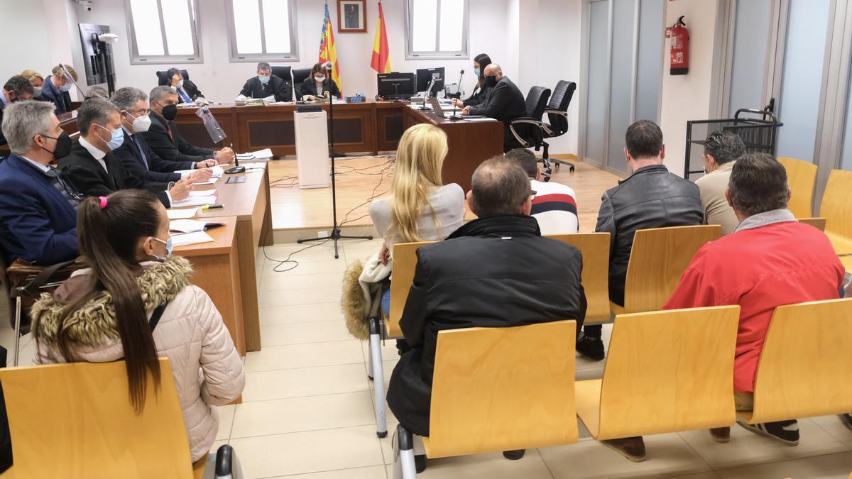 Alguno de los acusados en el banquillo, el día que arrancó el juicio en la Audiencia Provincial.