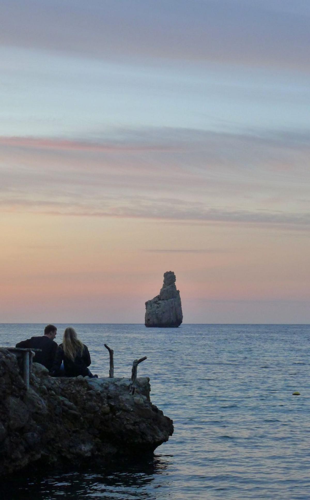 Una pareja al atardecer en Benirràs. / X.P.