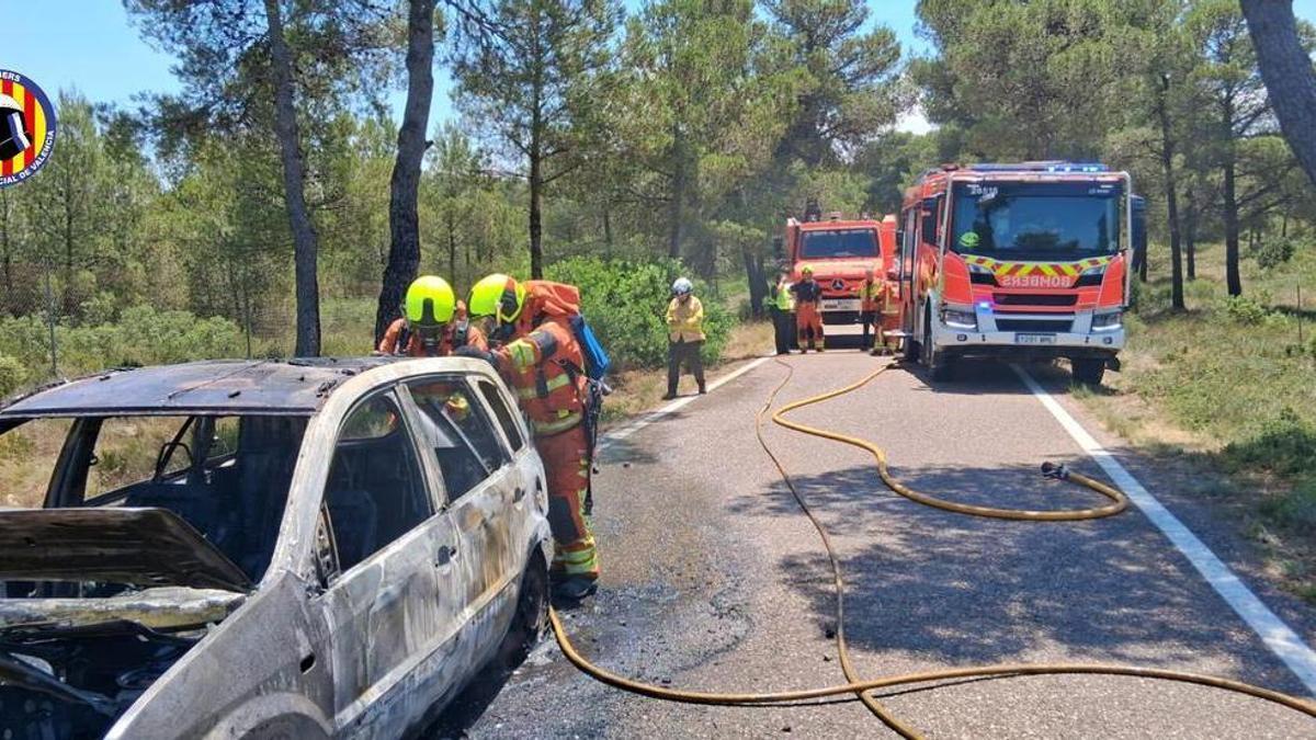 El vehículo incendiado en Moixent.