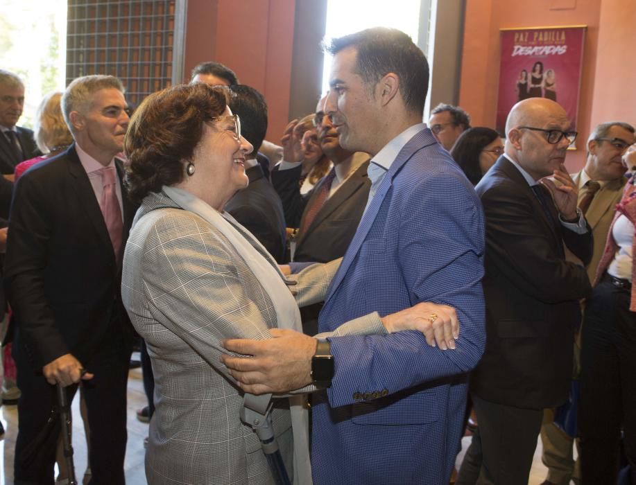 La presidenta de la Fundación Manuel Peláez Castillo, Carmen Robles, saluda al responsable de Relaciones Externas de Mercadona en Alicante, Luis Consuegra.
