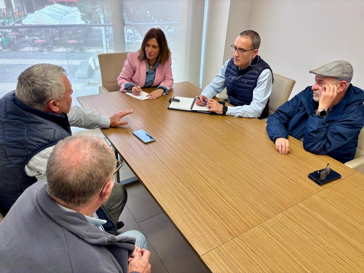 La alcaldesa, en la reunión con representantes de la Associació de Llauradors d'Almassora.