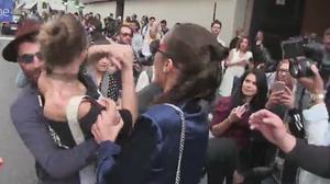 Gigi Hadid respon amb un cop de colze a l’agressió quan sortia d’una desfilada a Milà