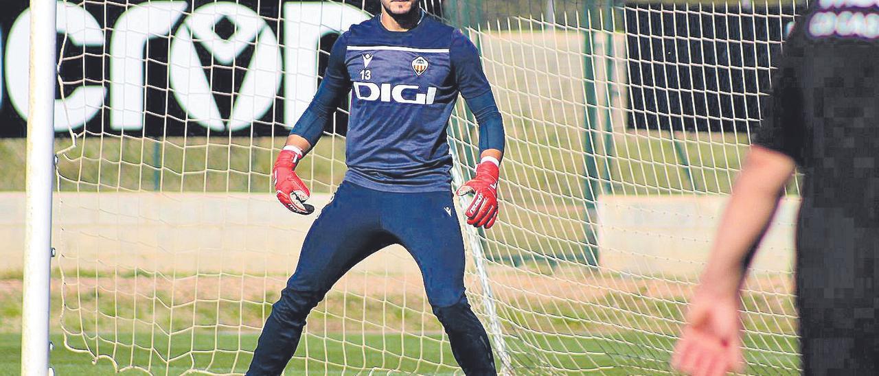 El joven portero soriano Iván Martínez en un entrenamiento de este temporada en el campo de fútbol de Marina d’Or.