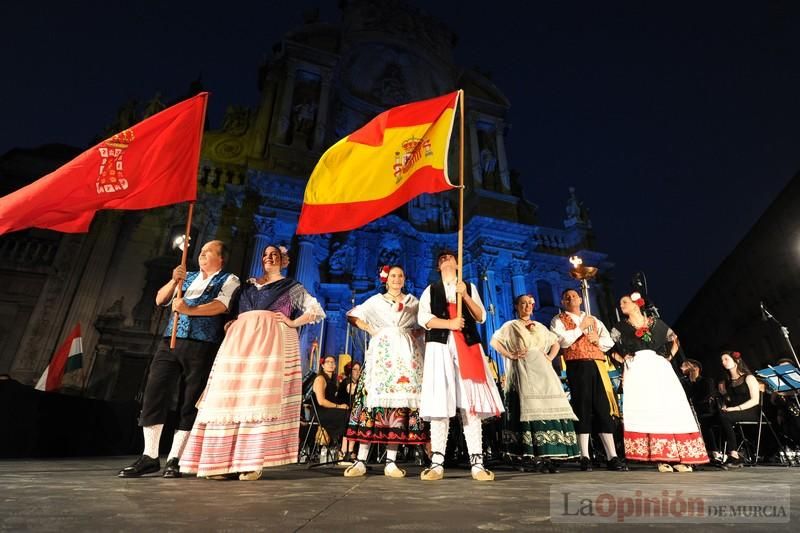 La Antorcha de la Amistad y el Moneo brillan en colores con motivo de este Festival Internacional de Folclore