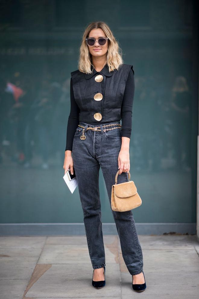 Mix camisa negra y jeans: camisa + chaleco