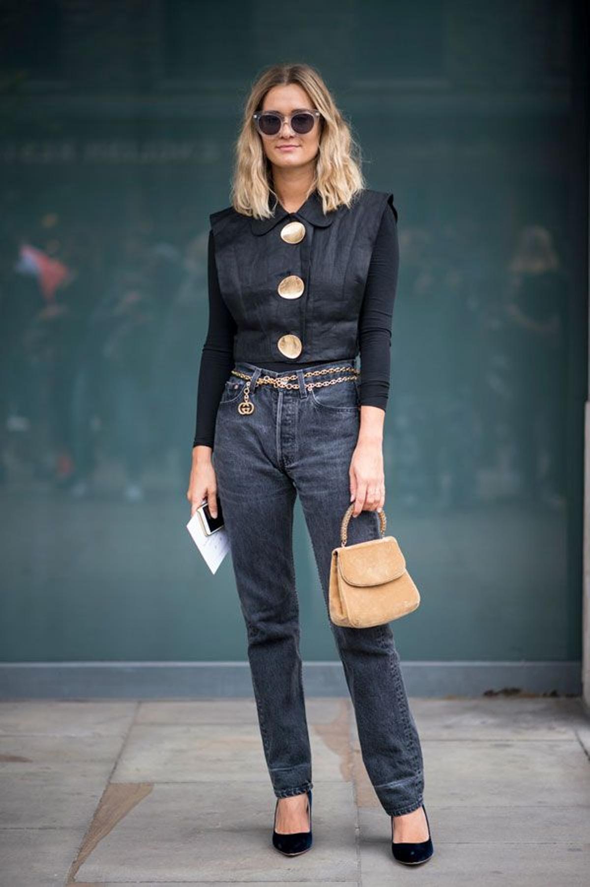 Mix camisa negra y jeans: camisa + chaleco