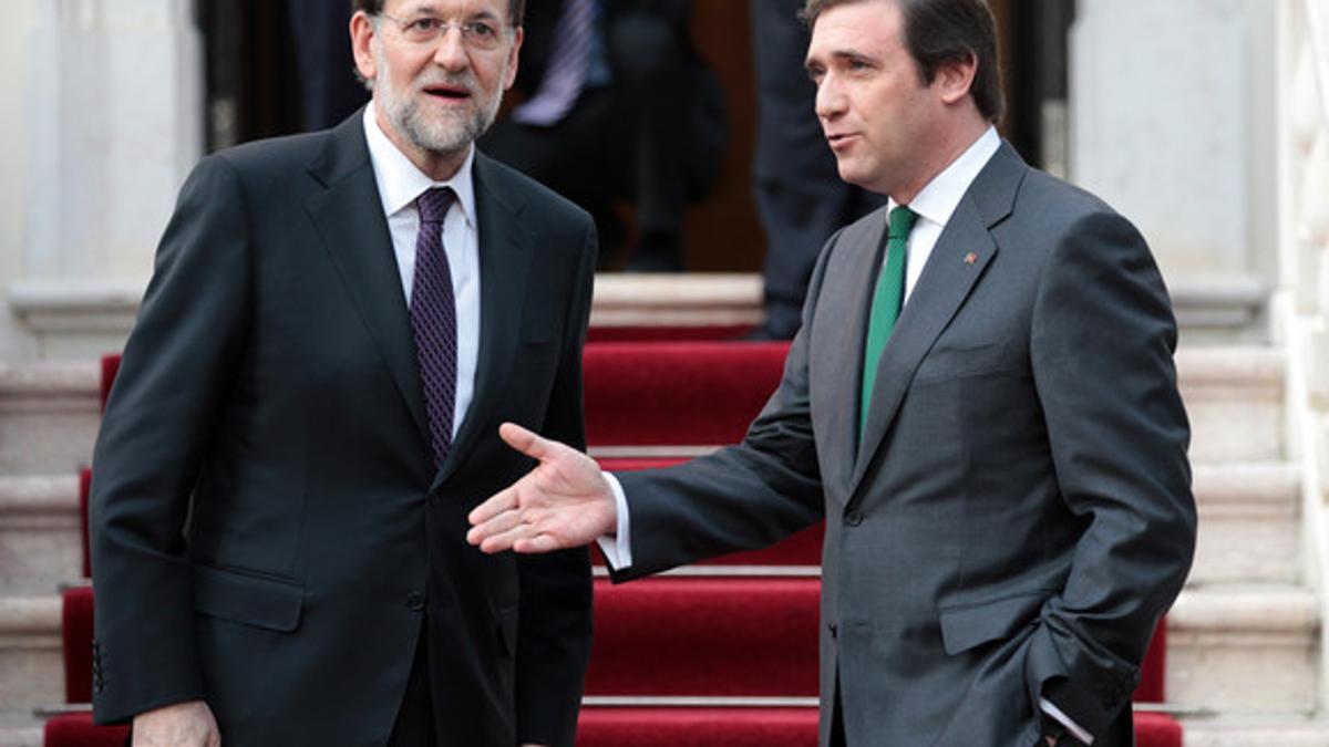 Rajoy y Passos Coelho, ante el palacio de Sao Bento en Lisboa.