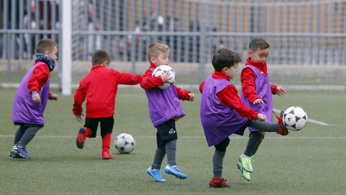 Los niños vuelven a entrenar después de las restricciones