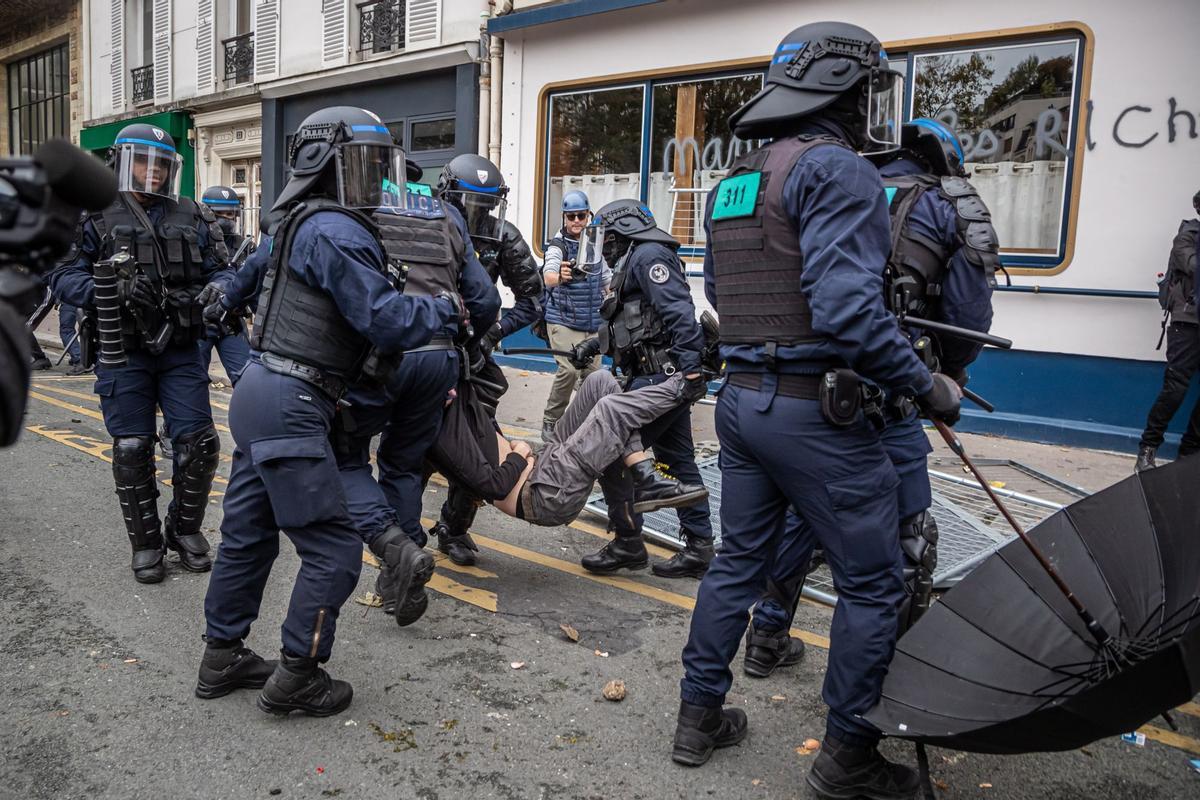 La policía francesa detiene a manifestantes tras los enfrentamientos durante una manifestación en el marco de la jornada nacional de huelgas por mejores salarios, en París.