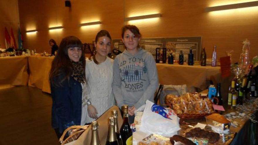 Goretti Alonso, Ana Álvarez y Andrea Izquierdo, las organizadoras, ayer, en el mercadillo candasín. | mónica g. salas