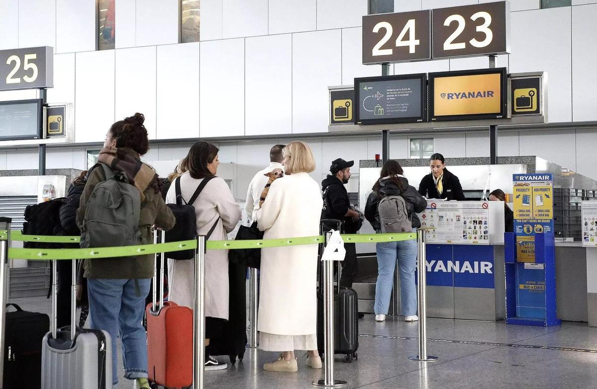 Un vuelo despega de las modernas instalaciones del aeropuerto Rosalía de Castro en Santiago
